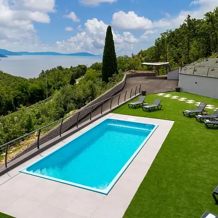 Lavinia Villa *