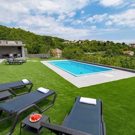 Lavinia Villa *